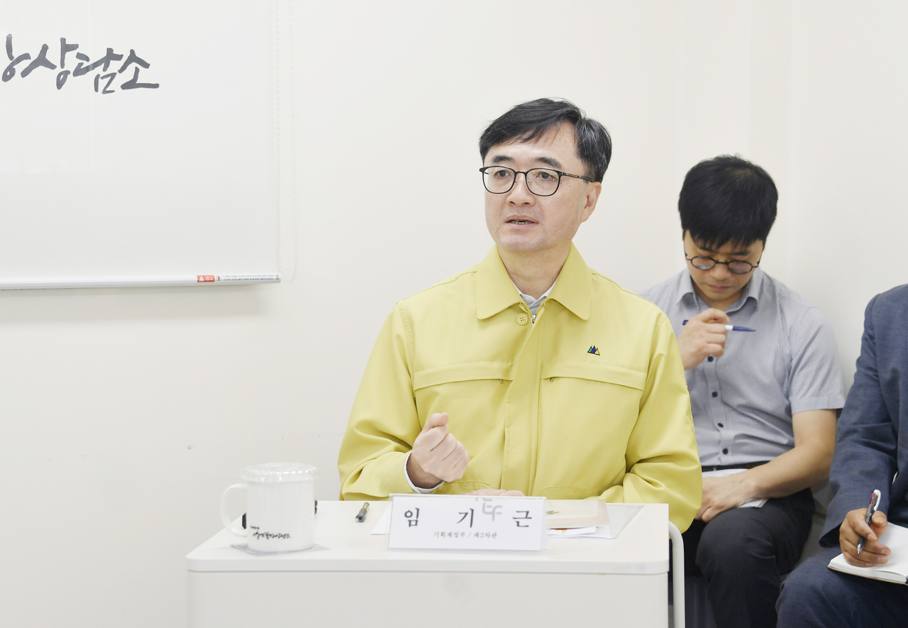 임기근 기획재정부 차관이 11일 오전 서울 용산구 폭염 취약계층 관련 현장을 방문해 쪽방상담소에서 폭염 취약계층 관련 지원사업을 점검하고 있다. [기획재정부 제공]