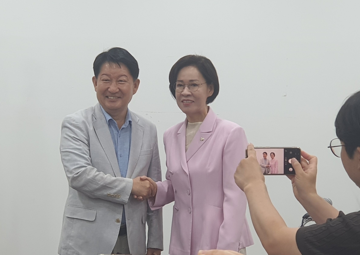 악수하는 권영진(토토사이트 클럽비 달서병)·이인선(토토사이트 클럽비 수성을) 의원.[연합]
