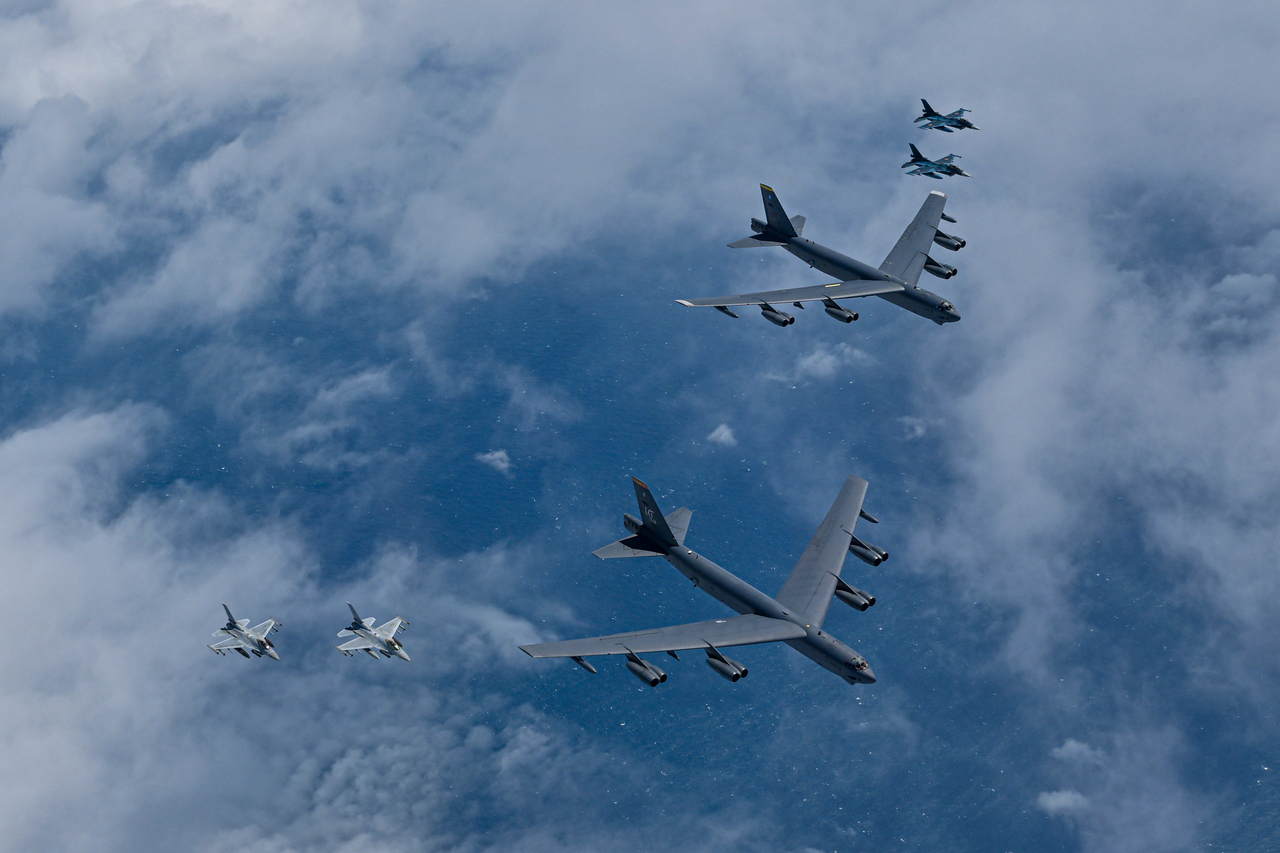 Two US B-52H bombers (center) fly alongside South Korea’s KF-16 and Japan’s F-2 fighter jets during a trilateral air drill over waters south of Jeju Island on Friday.
(Defense Ministry)