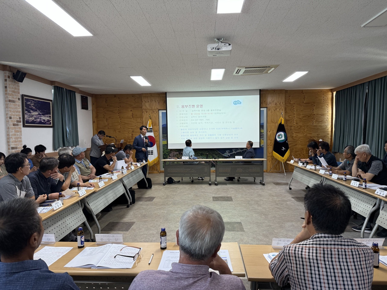 경북 상주시가 경북에서 유일하게 토토사이트 황토제도를 운영해  주민들로부터 호응을 얻고 있다. 사진은 주선동 토토사이트 황토이   주민들의 고충을 듣고 의견을 제시하고 있다.[상주시 제공]