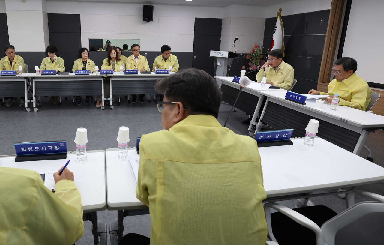 오승록 노원구청장이 11일 오전 서울 노원구 기획상황실에서 진행된 ‘2025년 토토 카지노 종합대책 회의’에 참석해 토토 카지노 피해 예방을 위한 대응 방안을 점검하고 있다.