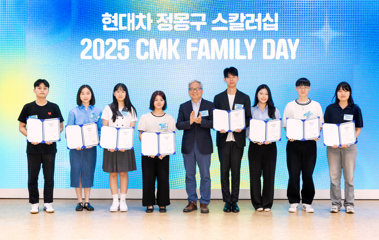 정무성(사진 왼쪽에서 다섯번째) 정몽구 재단 이사장과 장학생들이 기념사진을 촬영하고 있다. [토토사이트 케이 벳정몽구재단 제공]