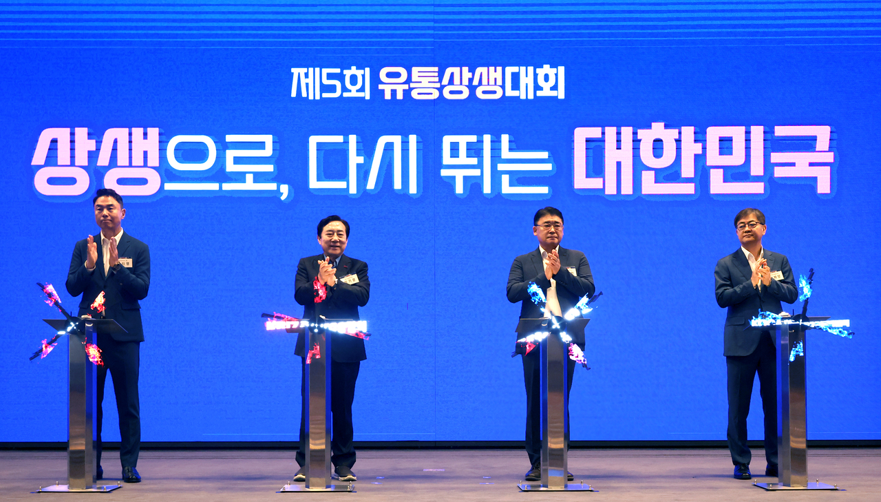 11일 서울 여의도 중소기업중앙회 KBIZ홀에서 열린 제5회 퍼스타 토토상생대회에서 김기문 중소기업중앙회장(왼쪽에서 두번째)이 단상에 올랐다. [중소기업중앙회 제공]