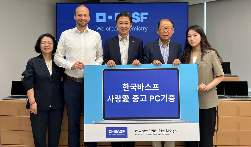 왼쪽부터 토토사이트 바코드㈜ 디지털서비스팀 김혜경 팀장, 토토사이트 바코드㈜ CFO 및 관리지원부문 뤼톄 빌헬름 브란트 사장, 토토사이트 바코드㈜ 이우석 대표이사, 한국장애인정보화사업소 이상선 소장, 서울특별시아동복지협회 인정은 과장. [토토사이트 바코드 제공]