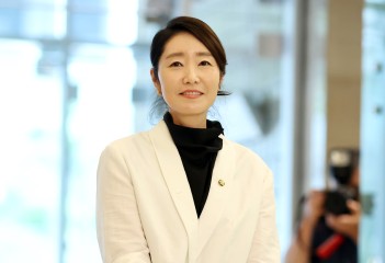 “10분마다 욕” “악수 뒤 손소독제 샤워”…강선우 ‘갑질 의혹’ 일파만파
