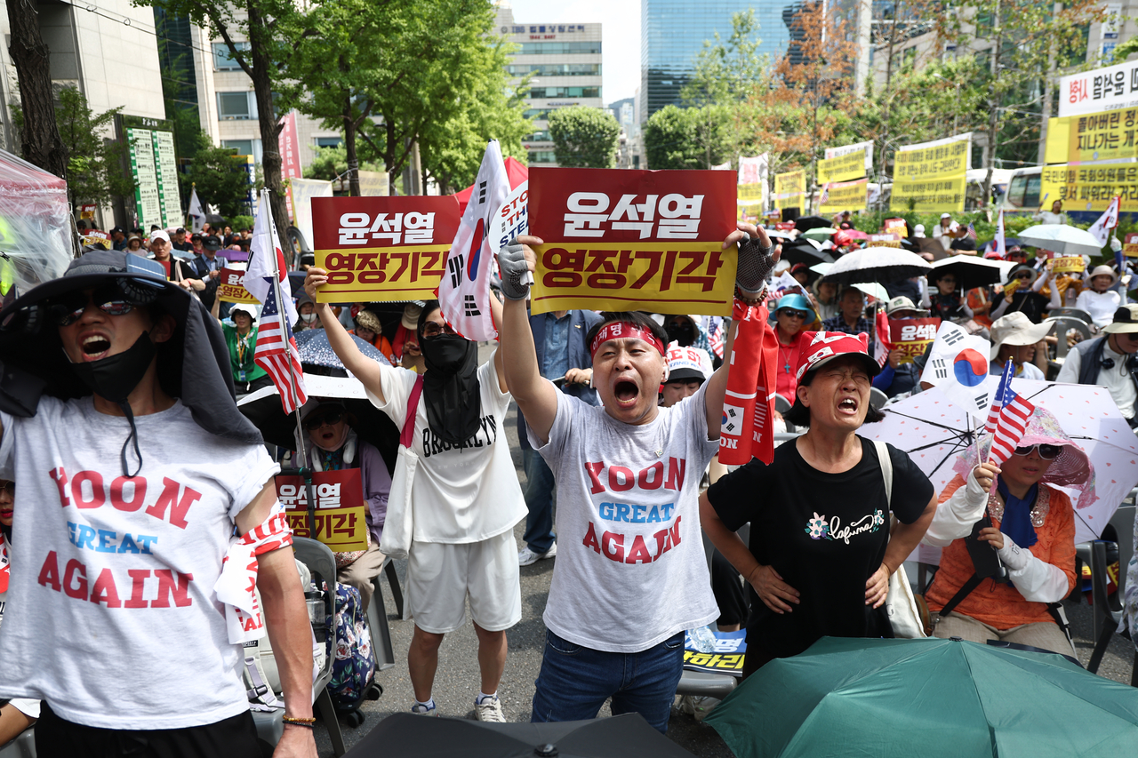 Supporters of former President Yoon Suk Yeol hold a rally outside the Seoul Central District Court in southern Seoul on Wednesday as the court reviews a special prosecutor's request for arrest of Yoon. (Yonhap)