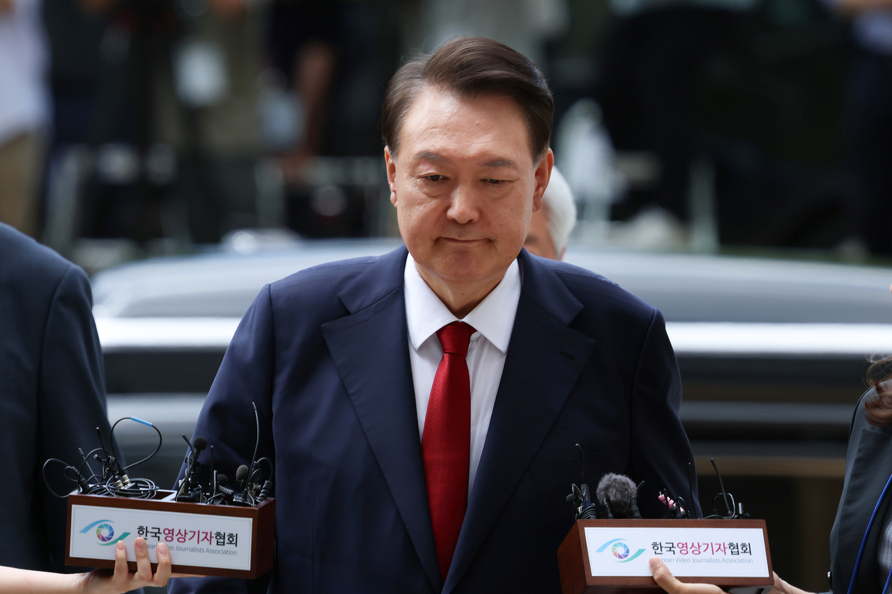 Former President Yoon Suk Yeol keeps mum upon arrival at the Seoul Central District Court in the capital on Wednesday, to attend a hearing to review the legality of his detention over charges related to his failed attempt to impose martial law. (Pool photo) (Yonhap)
