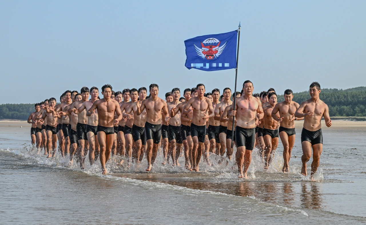Soldiers run along the coast in temperatures exceeding 30 degrees Celsius during a five-day maritime infiltration drill held from Monday to Friday in Taean, South Chungcheong Province. (Yonhap)