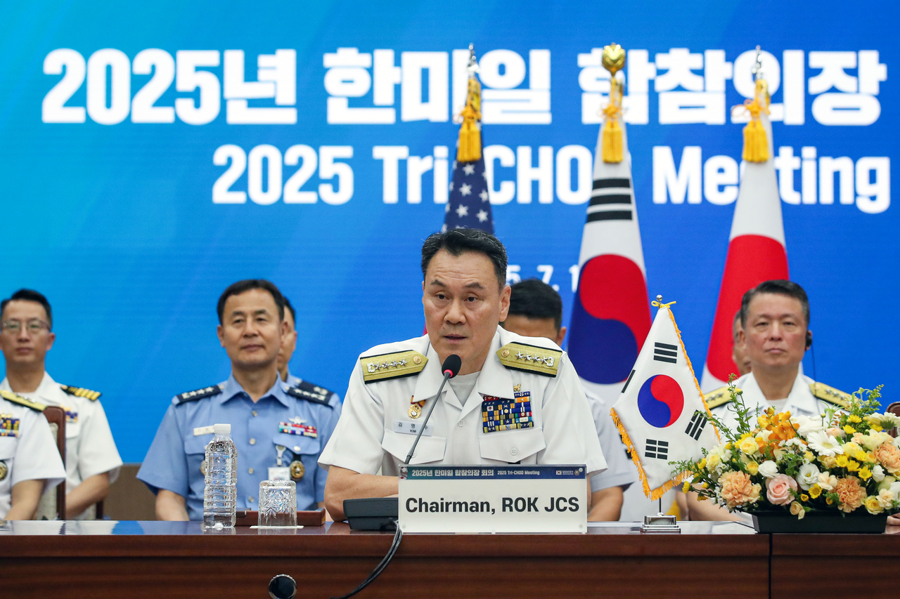 South Korea's Joint Chiefs of Staff Chairman Kim Myung-soo (center) speaks at the trilateral defense chiefs' meeting at the JCS headquarters in Yongsan-gu, Seoul, Friday. (South Korea's Joint Chiefs of Staff)