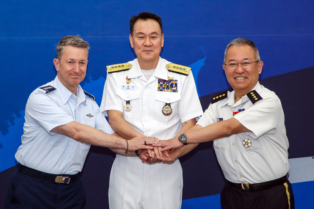 South Korea's Joint Chiefs of Staff Chairman Kim Myung-soo (center) poses for a photo with US Chairman of the Joint Chiefs of Staff Gen. Daniel Caine (left) and Japan's Chief of Staff Gen. Yoshihide Yoshida during the trilateral defense chiefs' meeting at the JCS headquarters in Yongsan, Seoul, Friday. (South Korea's Joint Chiefs of Staff)