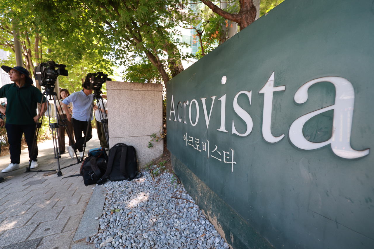 Members of the press wait on Friday in front of the Acrovista residence in Seocho-gu, Seoul,  where former President Yoon Suk Yeol's home is located. A special counsel team investigating the alleged obstruction of the probe into the death of a Marine is attempting a search and seizure of Yoon’s residence. (Yonhap)