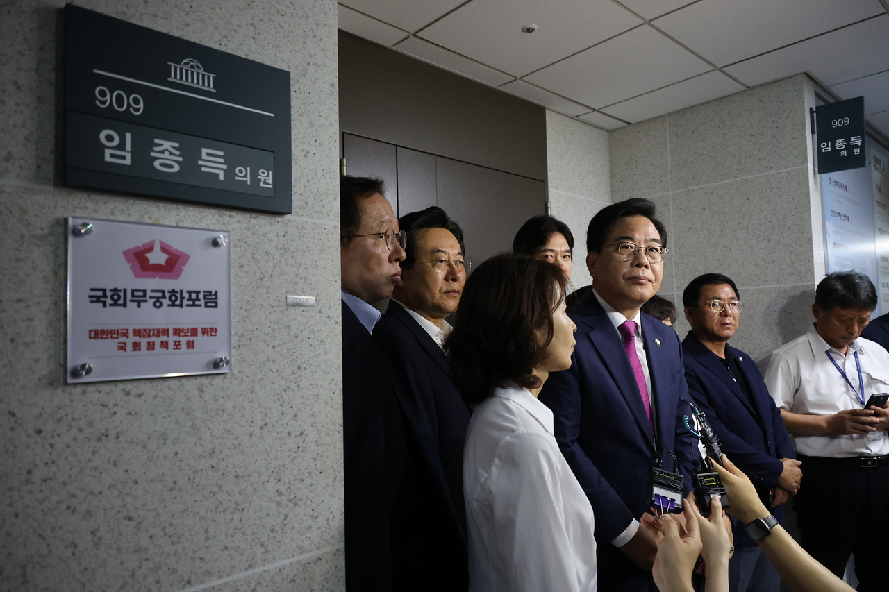 채 상병 사건 수사 방해 의혹을 수사하는 이명현 순직해병특검팀이 11일 국회 내 임종득 국민의힘 의원실을 토토사이트 테이블하고 있는 가운데 같은 당 송언석 비상대책위원장 겸 원내대표가 취재진 질문을 받고 있다. [연합]