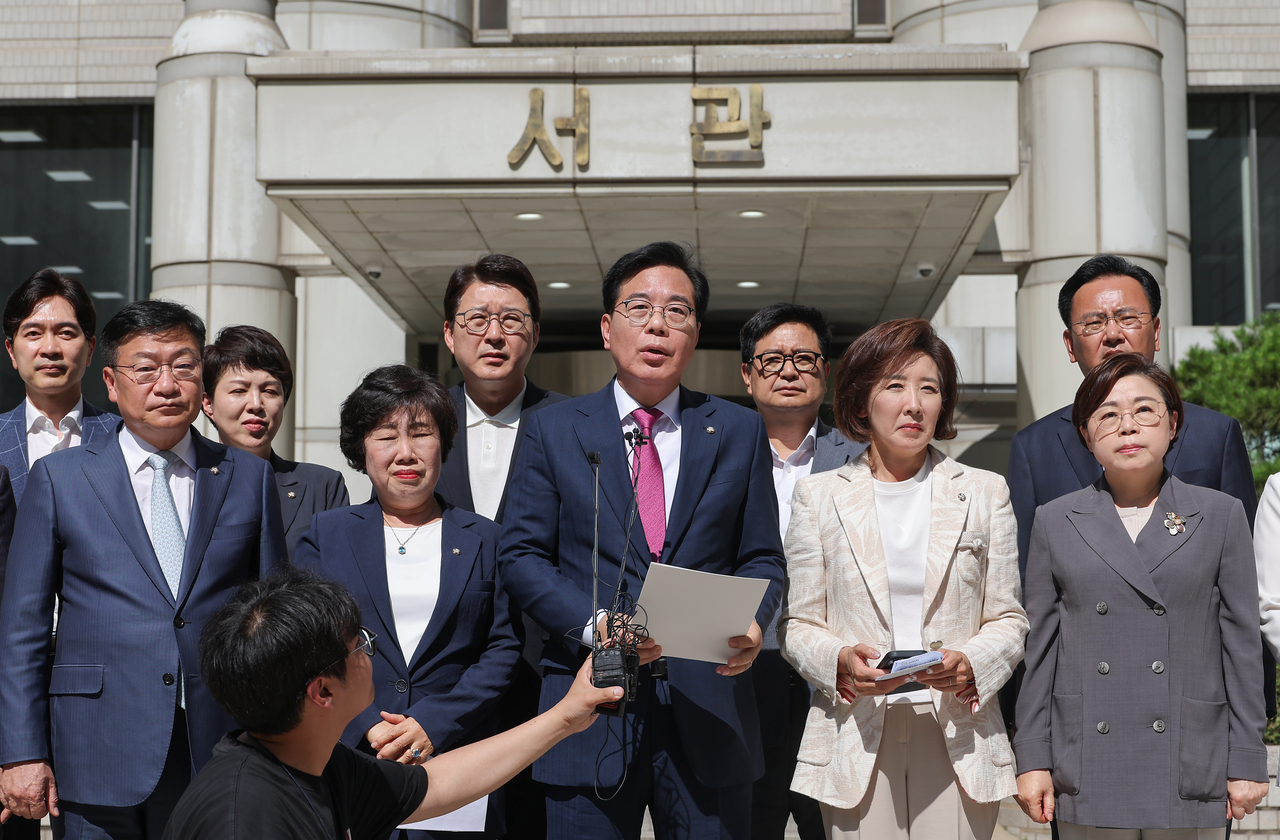 채상병 사건 수사방해 의혹을 수사하는 이명현 순직해병특검팀이 임종득 국민의힘 의원실을 압수수색 중인 11일 국민의힘 송언석 비상대책위원장 겸 원내대표를 비롯한 의원들이 서울 서초구 토토사이트 포스방법원을 항의 방문해 규탄대회를 열고 있다. [연합]