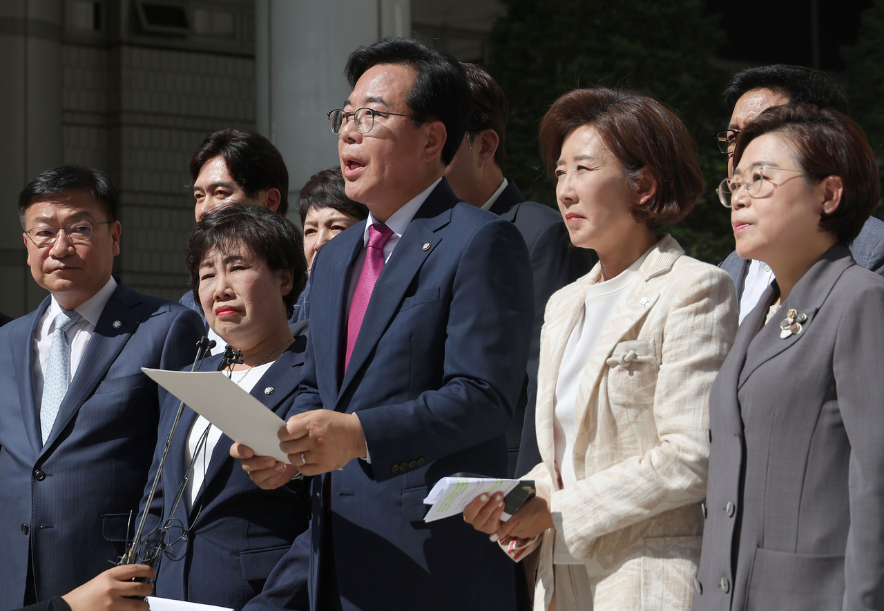 채상병 사건 수사방해 의혹을 수사하는 이명현 순직해병특검팀이 임종득 국민의힘 의원실을 압수수색 중인 11일 국민의힘 송언석 비상대책위원장 겸 원내대표가 서울 서초구 토토사이트 포스방법원을 항의 방문해 발언하고 있다. [연합]