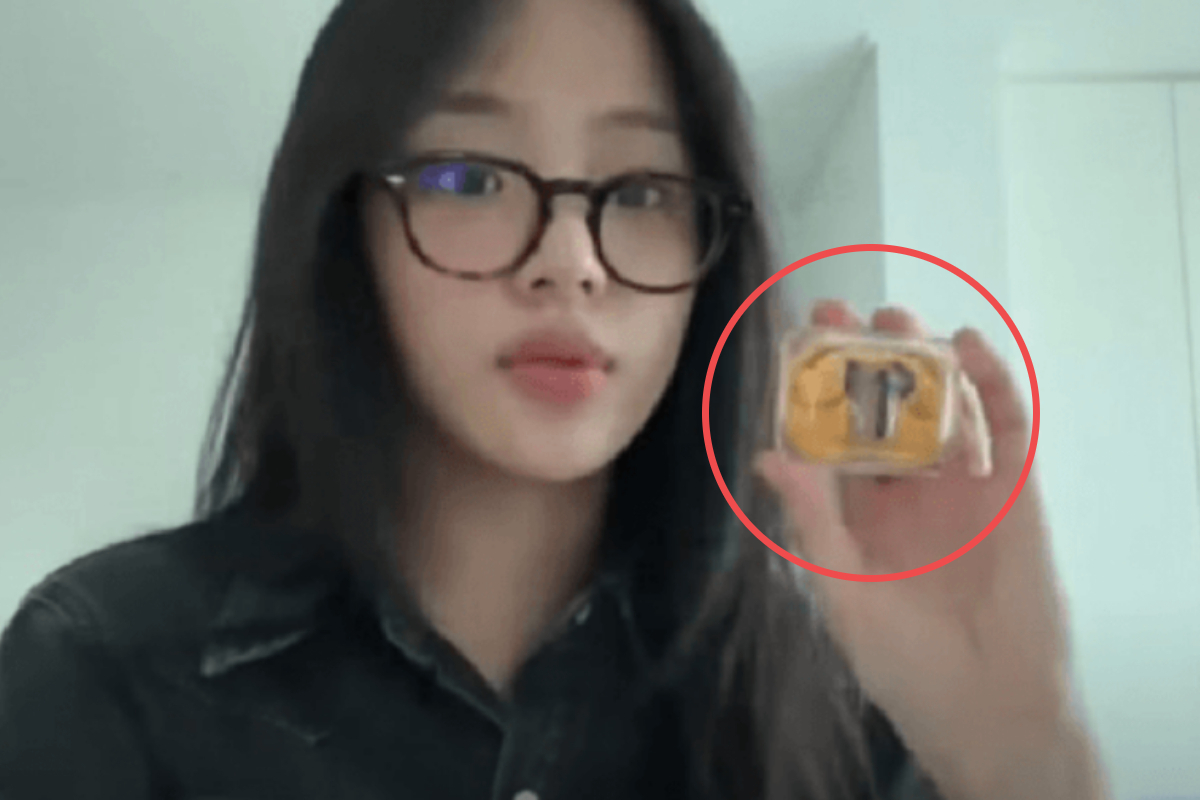 뉴진스 민지가 낫싱의 무선 이어폰을 소개하고 있다.