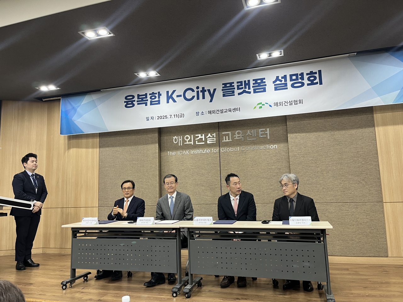 11일 해외토토사이트 돈받는법협회와 CJ올리브네트웍스, ㈜팍트라인터내셔널, ㈜스튜디오리얼라이브 4자 간 업무협약(MOU)이 체결되고 있다. 윤성현 기자