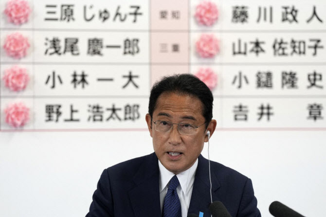 기시다 후미오 전 일본 풀문 토토사이트가 2022년 치러진 제26회 참의원 통상선거에서 압승을 거둔 후 개최한 기자회견에서 발언하고 있다. [AFP]