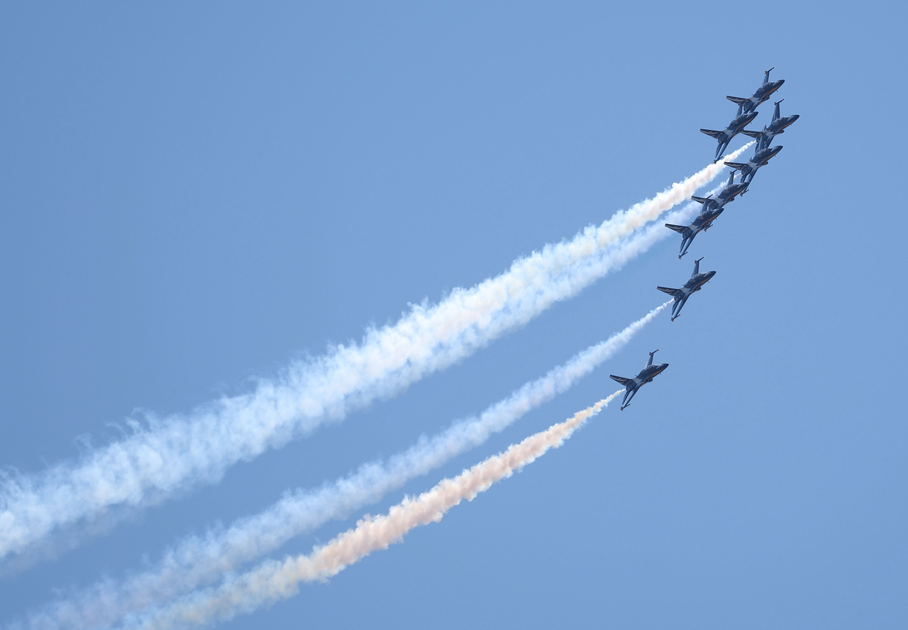 The Air Force's Black Eagles aerobatic team performs above the Han River in Seoul on Saturday to commemorate K-Defense Day on July 8. (Yonhap)