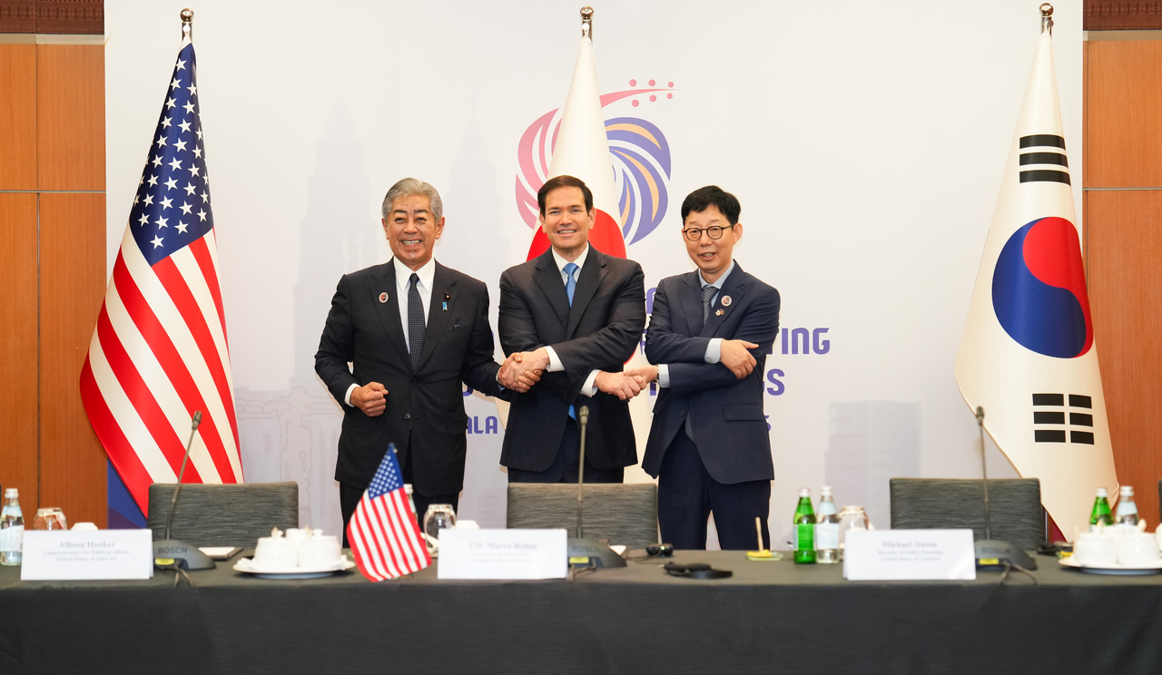 Japanese Foreign Minister Takeshi Iwaya, US Secretary of State Marco Rubio, and South Korean Vice Foreign Minister Park Yoon-joo (from left) pose for a photo at the start of their meeting on the sidelines of the Association of Southeast Asian Nations Foreign Ministers’ Meeting in Kuala Lumpur, Malaysia, on Friday. (Republic of Korea Ministry of Foreign Affairs)