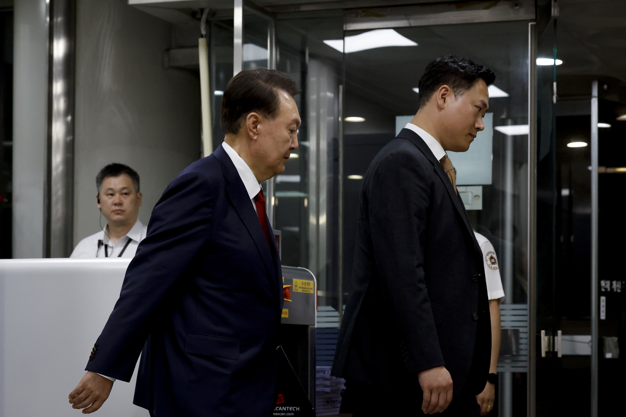 윤석열씨가 지난 9일 서울 서초구 서울중앙지방법원에서 구속 전 피의자 심문(영장실질심사)을 마치고 대기 장소인 서울구치소로 이동하고 있다. [연합]
