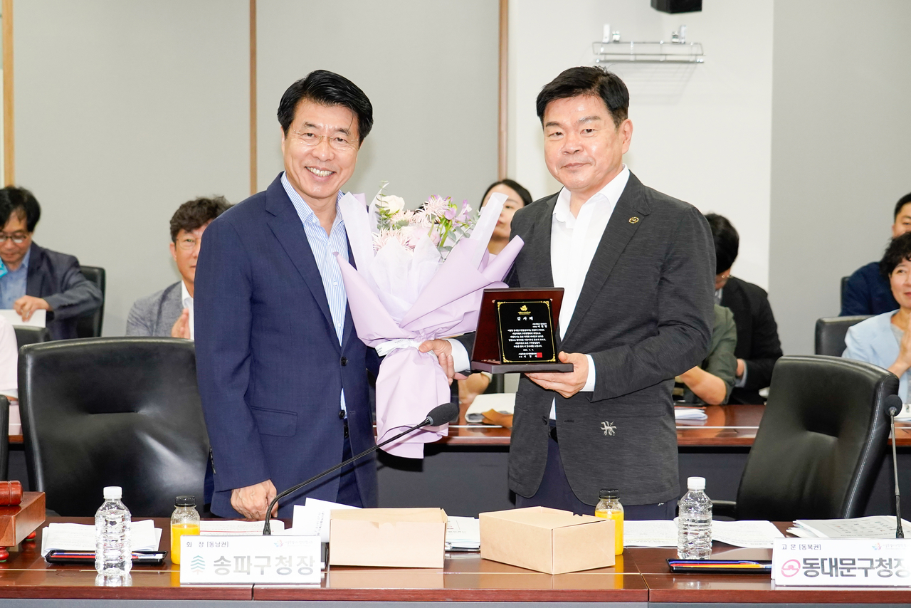 이필형 전 토토사이트 토대리(오른쪽, 동대문구청장)이 서강석 신임 협의회장으로부터 감사패를 받았다.