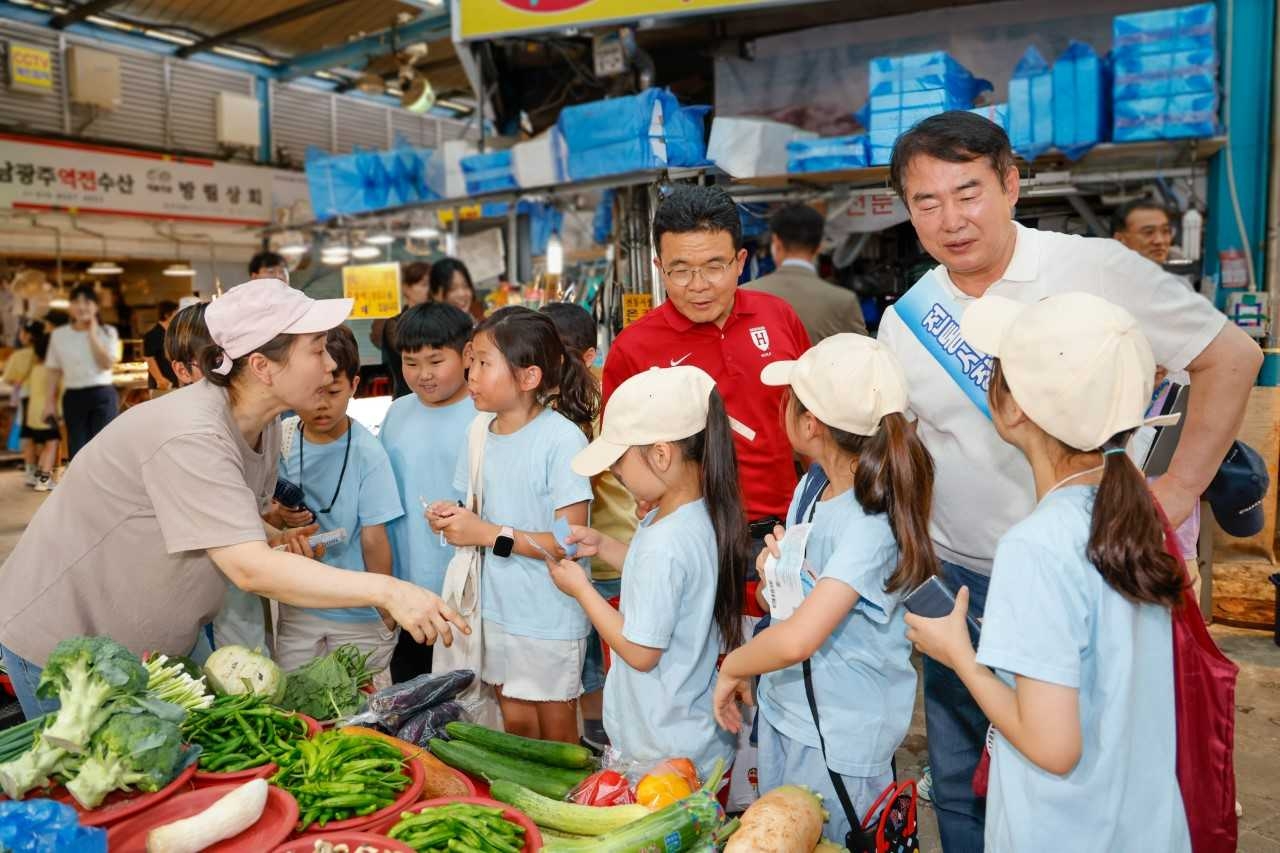 이날 이정선 교육감과 광주학강초 학생들은 남광주시장에서 온누리상품권으로 장보기 체험을 하며 생활 속 토토사이트 fa활동을 체험했다.