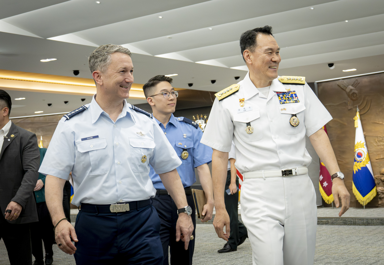Chairman of the Joint Chiefs of Staff Gen. Dan Caine (left) participates in a Guest Book Signing and Photo with South Korea's JCS Chairman Adm. Kim Myung-sooat the Ministry of Defense in Seoul, South Korea, on Thursday. (US Department of Defense)