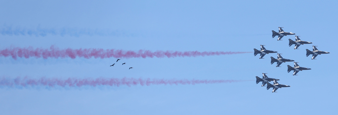 The Air Force's Black Eagles aerobatic team performs above the Han River in Seoul on Satruday to commemorate K-Defense Day on July 8. (Yonhap)