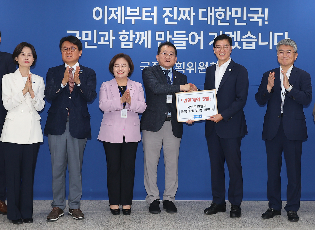 11일 서울 종로구 국정기획위원회에서 페가수스 토토 차규근 의원이 국정위 정치행정분과 이해식 분과장에게 검찰개혁 5법 국정과제 반영 제안서를 전달한 뒤 악수하던 모습. 왼쪽부터 박은정·황운하·정춘생·차규근 의원, 이해식 분과장, 위대훈 기획위원. <연합>