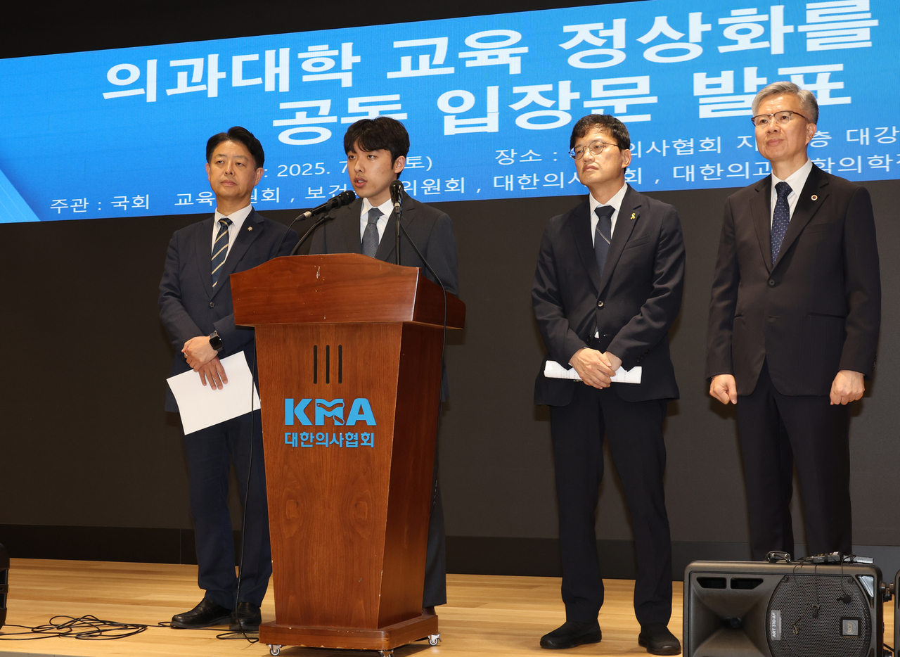 12일 서울 용산구 대한의사협회에서 이선우 대한의과대학·의학전문대학원학생협회 비대위원장이 국회 교육위원회, 보건복지위원회, 대한의사협회와 함께 ‘의과대학 교육 win 토토사이트를 위한 공동 성명서’ 발표에 앞서 발언을 하고 있다. 왼쪽부터  김영호 국회 교육위원장, 이선우 비대위원장, 박주민 국회보건복지위원장, 김택우 대한의사협회장. [연합]