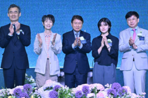 Novelist Kwon Yeo-sun, cellist Yang Sung-won, Lee Tae Seok Foundation receive Musan Cultural Awards