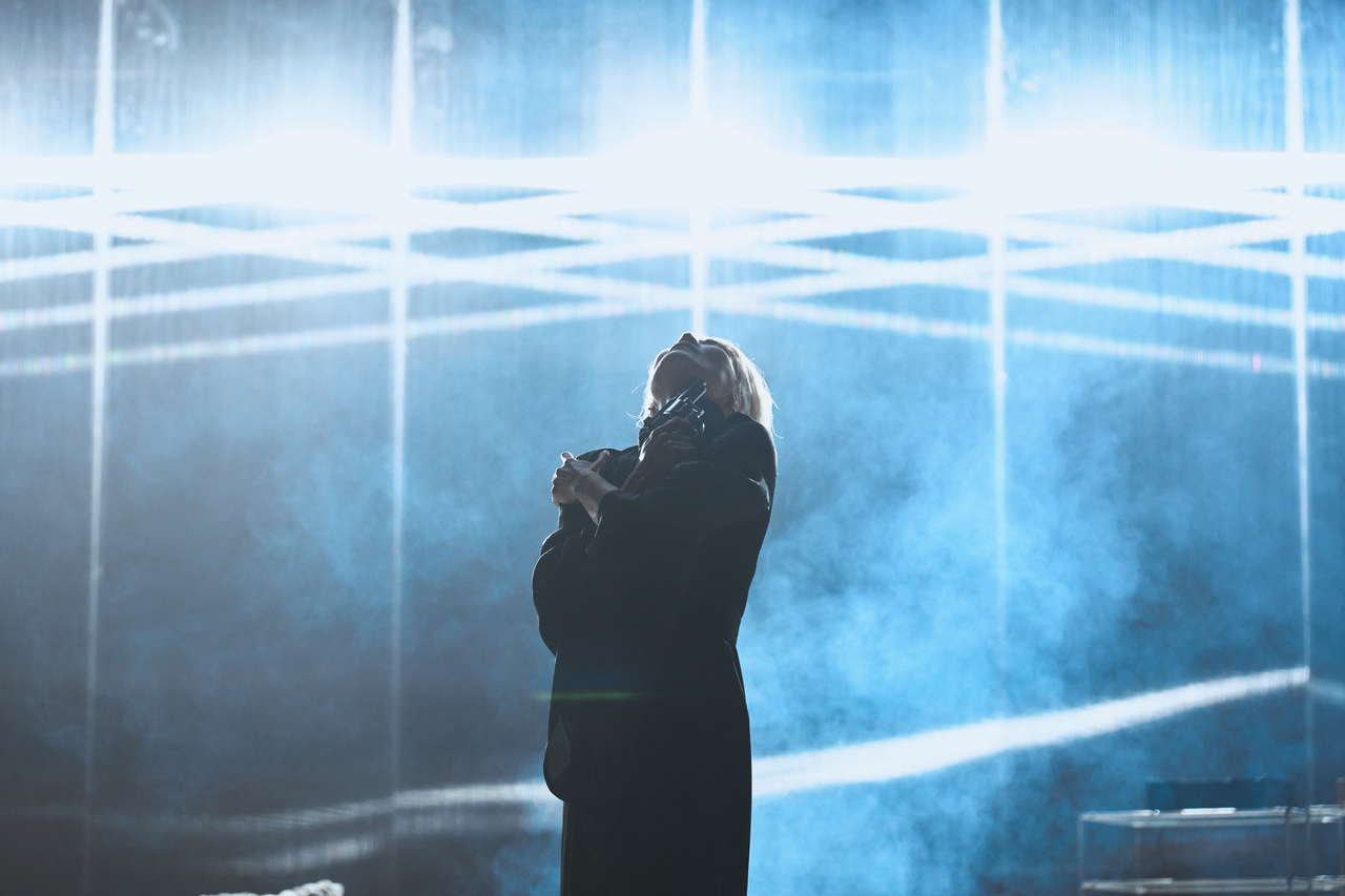 Lee Hye-young performs in "Hedda Gabler." (National Theater Company of Korea)