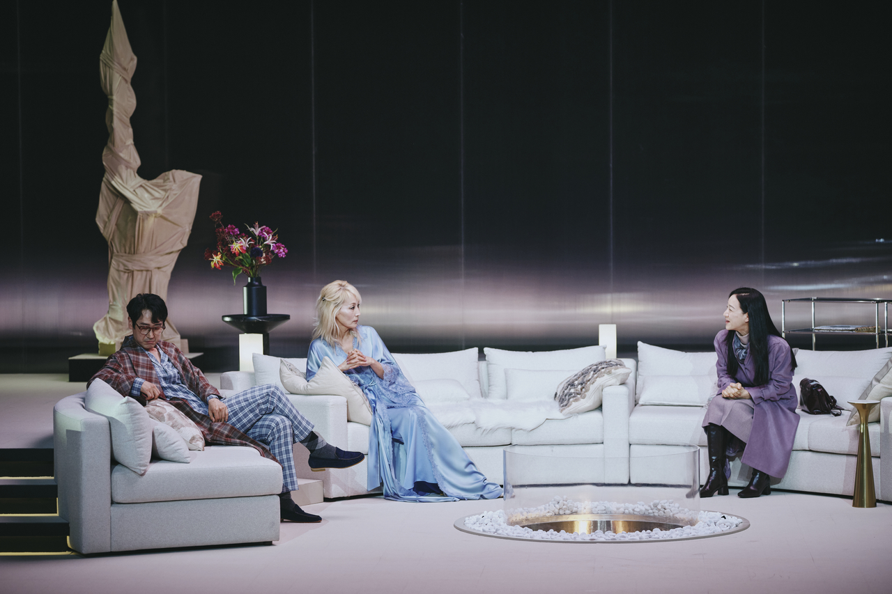 Lee Hye-young (center) performs in "Hedda Gabler." (National Theater Company of Korea)