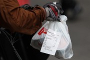 “벌레 나왔다” 자작극 300차례…배달업주 등친 20대, 1심서 징역 1년