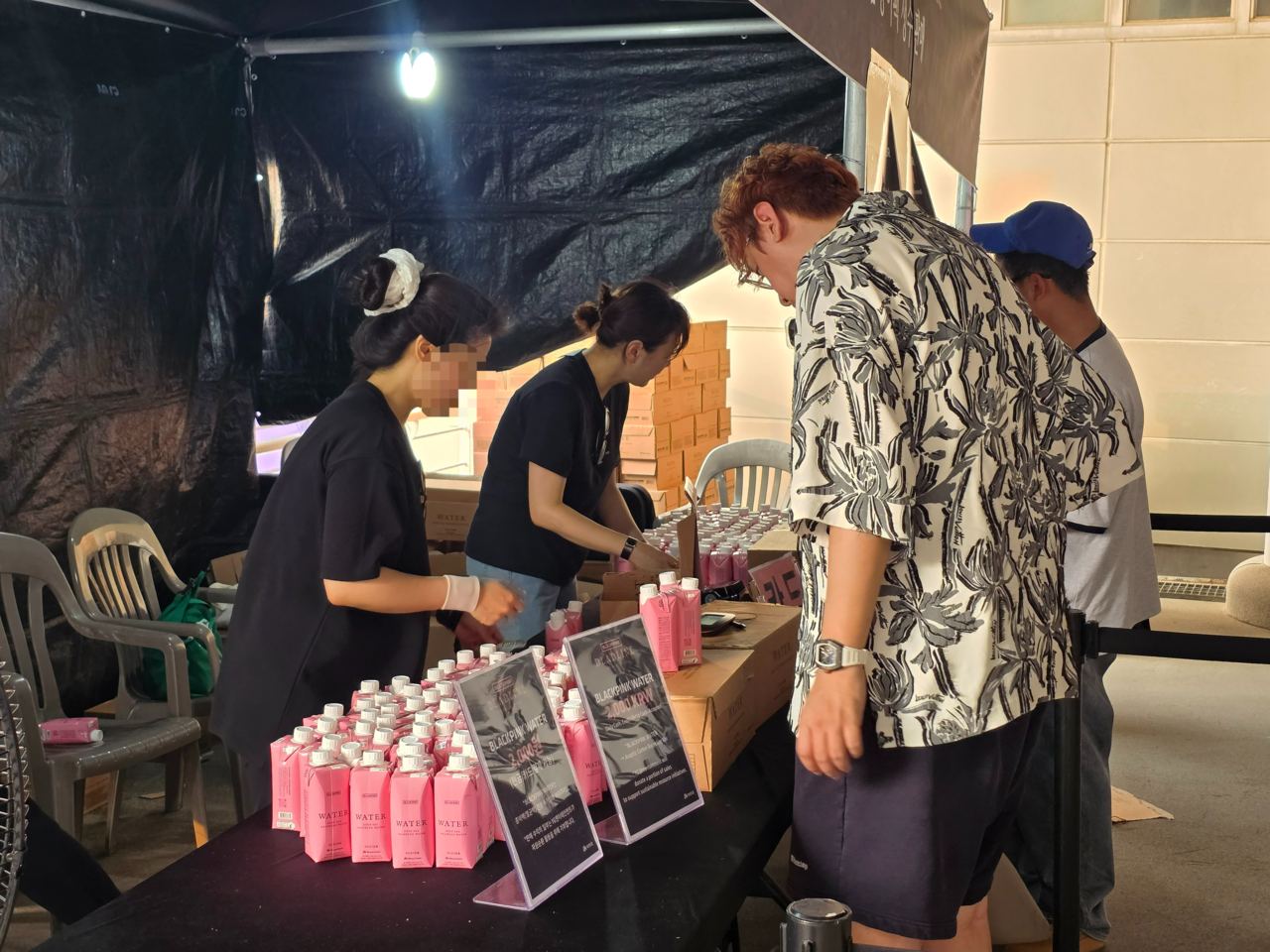 지난 6일 경기 고양종합운동장 주경기장에서 열린 ‘블랙핑크 월드투어 <데드라인>인 고양(BLACKPINK WORLD TOUR IN GOYANG)’ 콘서트에서 멸균 생수팩이 판매되고 있다.[독자 제공]