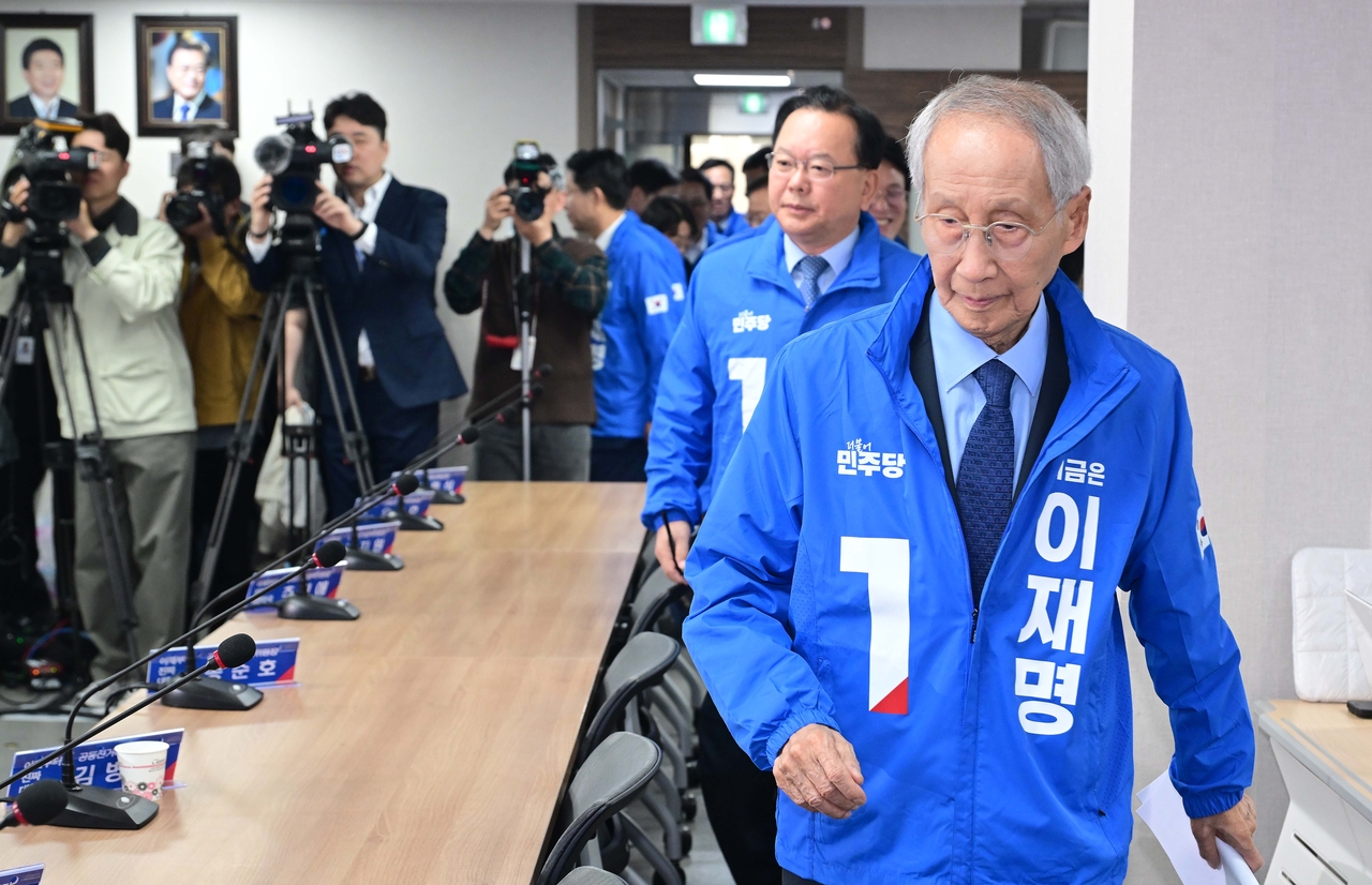 Yoon Yeo-jun (front), who played a key role in the Lee Jae Myung presidential campaign, has been announced the president's special envoy to the EU on Sunday. Behind him is Kim Boo-kyum, former prime minister who has been picked special envoy to India. Lee Sang-sub/The Korea Herald