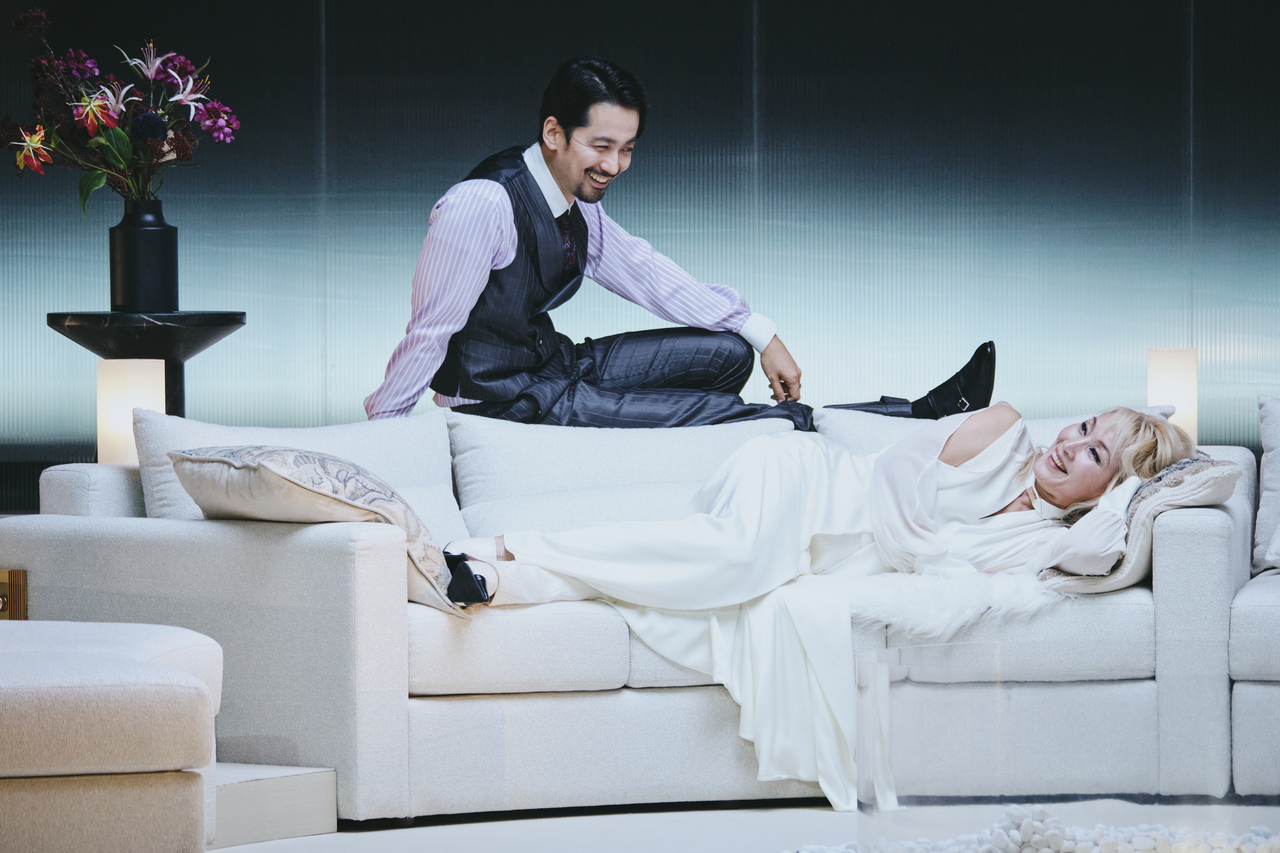 Lee Hye-young (right) performs in "Hedda Gabler." (National Theater Company of Korea)