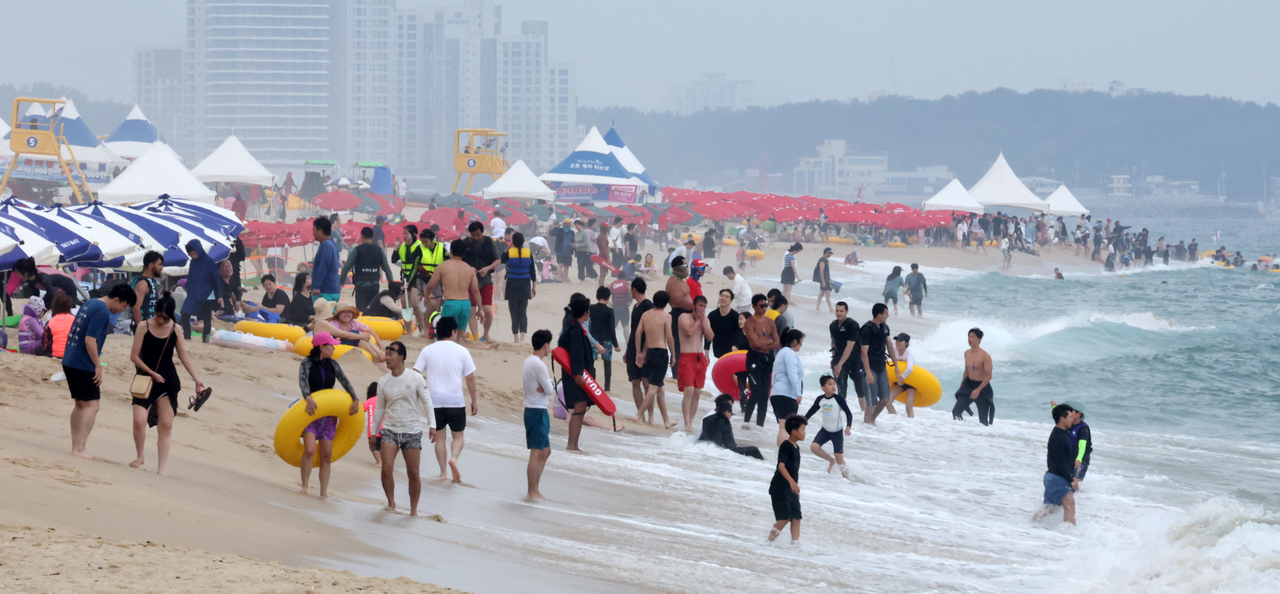 Vacationers cool off in the sea at Gyeongpo Beach in Gangneung, Gangwon Province, Sunday. (Yonhap)
