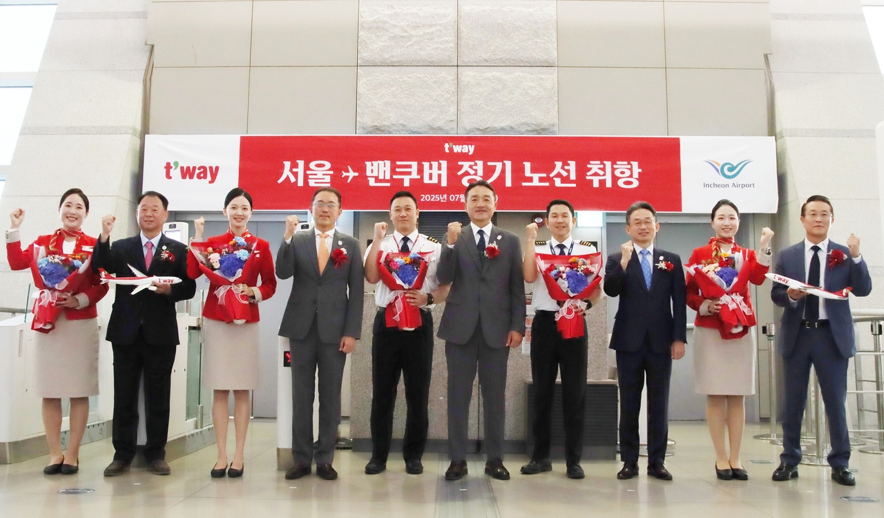 12일 인천국제공항에서 이상윤 티웨이토토사이트 슈퍼맨 대표이사(왼쪽에서 여섯 번째), 신동익 인천국제공토토사이트 슈퍼맨사 허브화전략처장(오른쪽에서 세 번째), 서동빈 티웨이토토사이트 슈퍼맨 경영지원 총괄임원(왼쪽에서 네 번째), 황영조 티웨이토토사이트 슈퍼맨 여객지원 담당임원(왼쪽에서 두 번째), 조병태 티웨이토토사이트 슈퍼맨 인천지점장(오른쪽에서 첫 번째)이 임직원들과 함께 인천-밴쿠버 노선 신규 취항식을 진행하고 기념사진을 촬영하고 있다.  [티웨이토토사이트 슈퍼맨 제공]