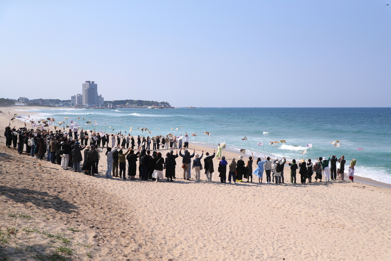 Filming of the movie "Between Cheongmyeong and Gogu" is underway Sunday afternoon at Sunpo Beach in Gangneung, Gangwon Province. (Yonhap)