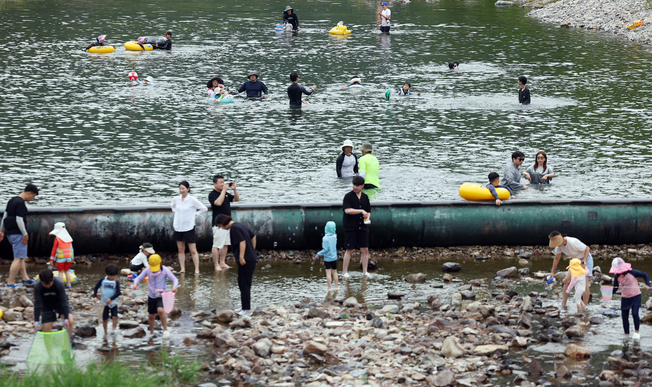 People splash around in a valley near Unmunsa Temple in Cheongdo, North Gyeongsang Province, Sunday. (Yonhap)