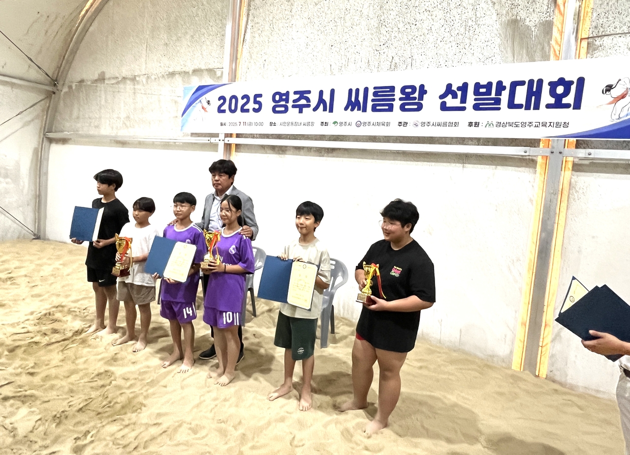 이상극 영주시 시노 스 토토사이트협회장과  입상선수들이 단체기념사진을 찍고 있다[영주시제공]