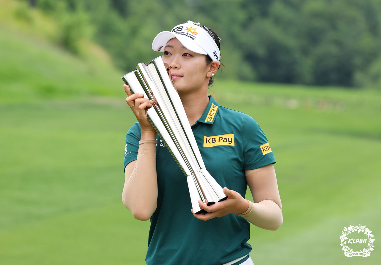 토토사이트 마초 트로피에 입맞추고 있는 방신실. [사진=KLPGA]