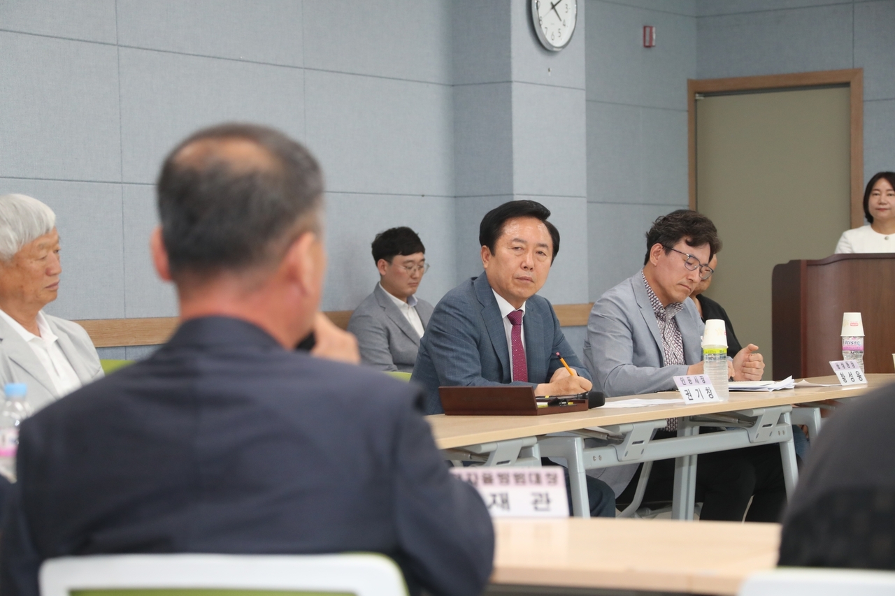 권기창 안동시장이  현장의 목소리를  시정에 반영하기 위해  읍면동을 직접 찾아나서는 ‘바퀴 달린 시장실’을 운영하고 있다 [안동시 제공]