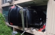 대체 이게 뭔 일…아파트 외벽 뚫고 가정집 돌진한 車, 2명 부상