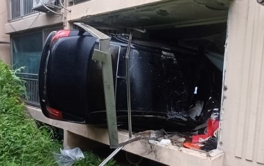 대체 이게 뭔 일…아파트 외벽 뚫고 가정집 돌진한 車, 2명 부상