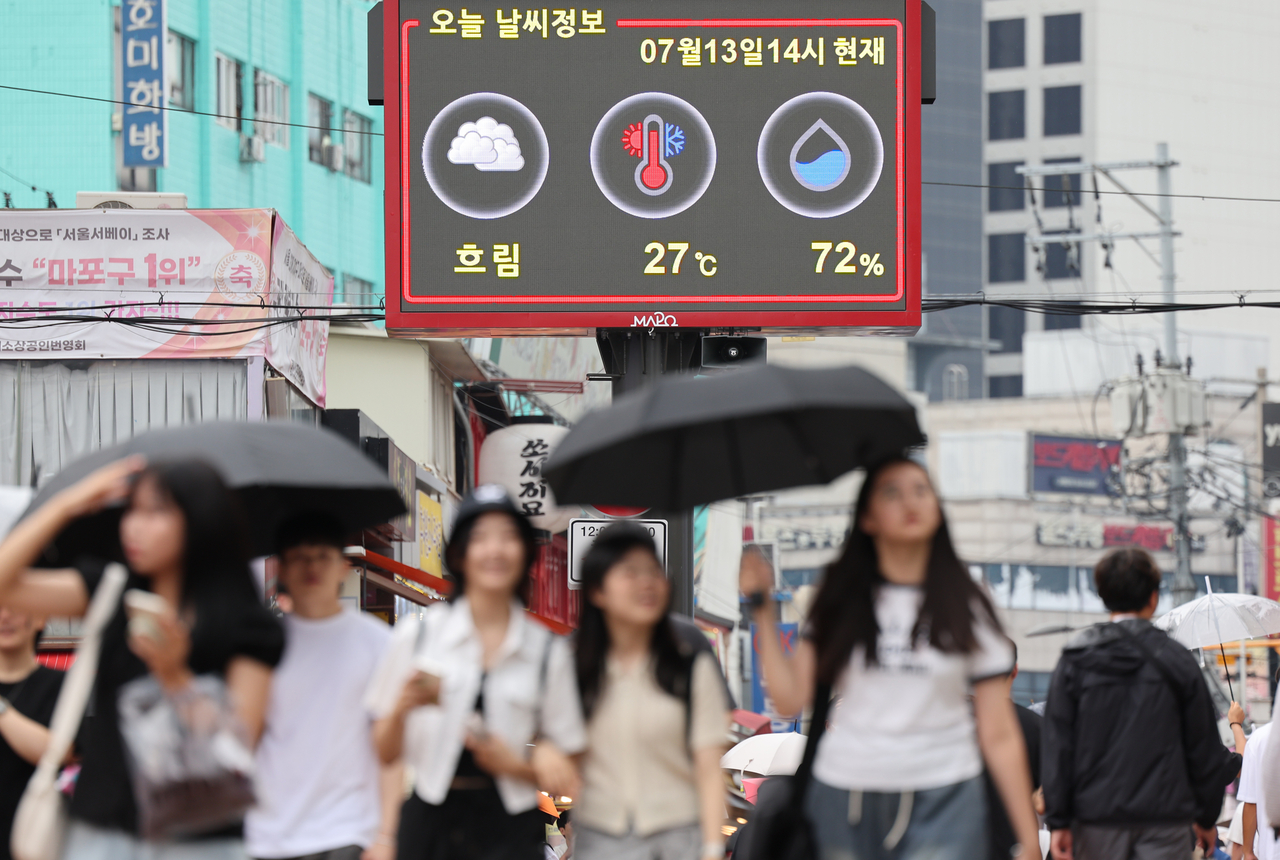 A digital sign near Hongdae in Seoul’s Mapo district shows a temperature of 27 degrees Celsius at 2 p.m. on Sunday. (Yonhap)