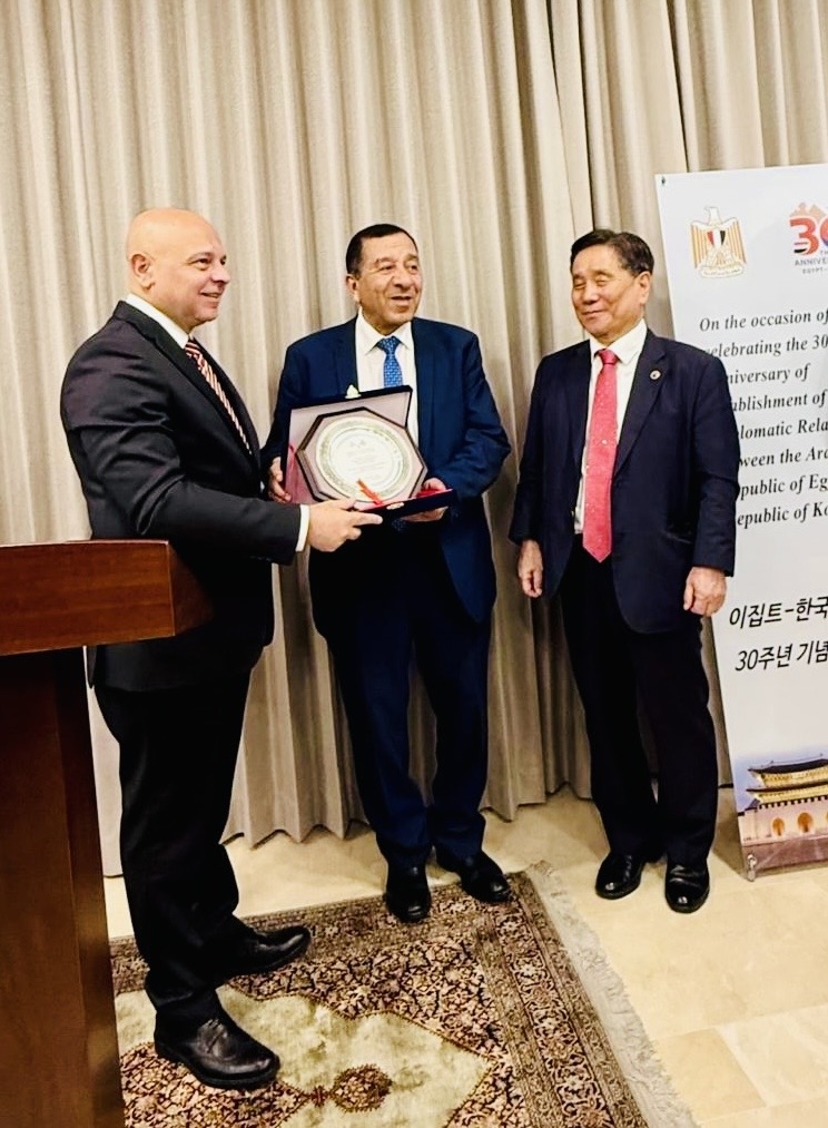Egyptian Ambassador to Korea Khaled Abdel Rahman (first from left) exchanges greetings with Mostafa Kamel Abdel Basset Mostafa Hadhoud(center), Former Governor of Beheira coastal governorate in northern Egypt at the 73rd anniversary of Egypt’s National Day in Seoul on Friday. (Sanjay Kumar/The Korea Herald)