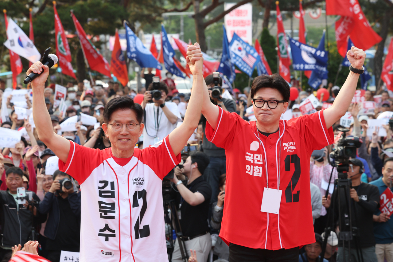 국민의힘 대선 후보였던 김문수 전 고용노동부 장관과 한동훈 전 대표가 지난 5월26일 서울 도봉구 방학사거리에서 집중유세를 하고 있다. 2025.5.26 [공동취재]