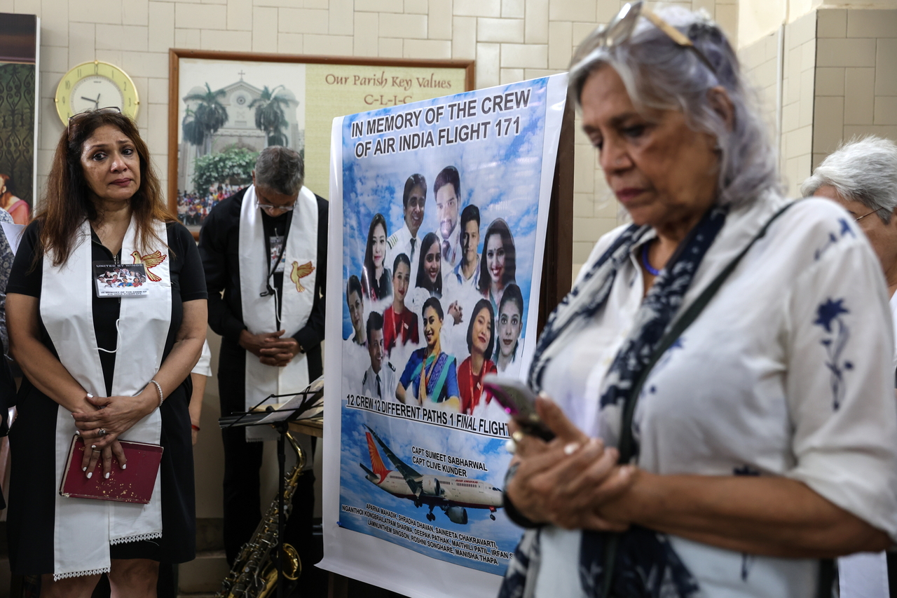People offer prayers during a special prayer meeting for the crew members of the Air India flight that crashed a month ago, in Mumbai, India, Saturday. (EPA-Yonhap)